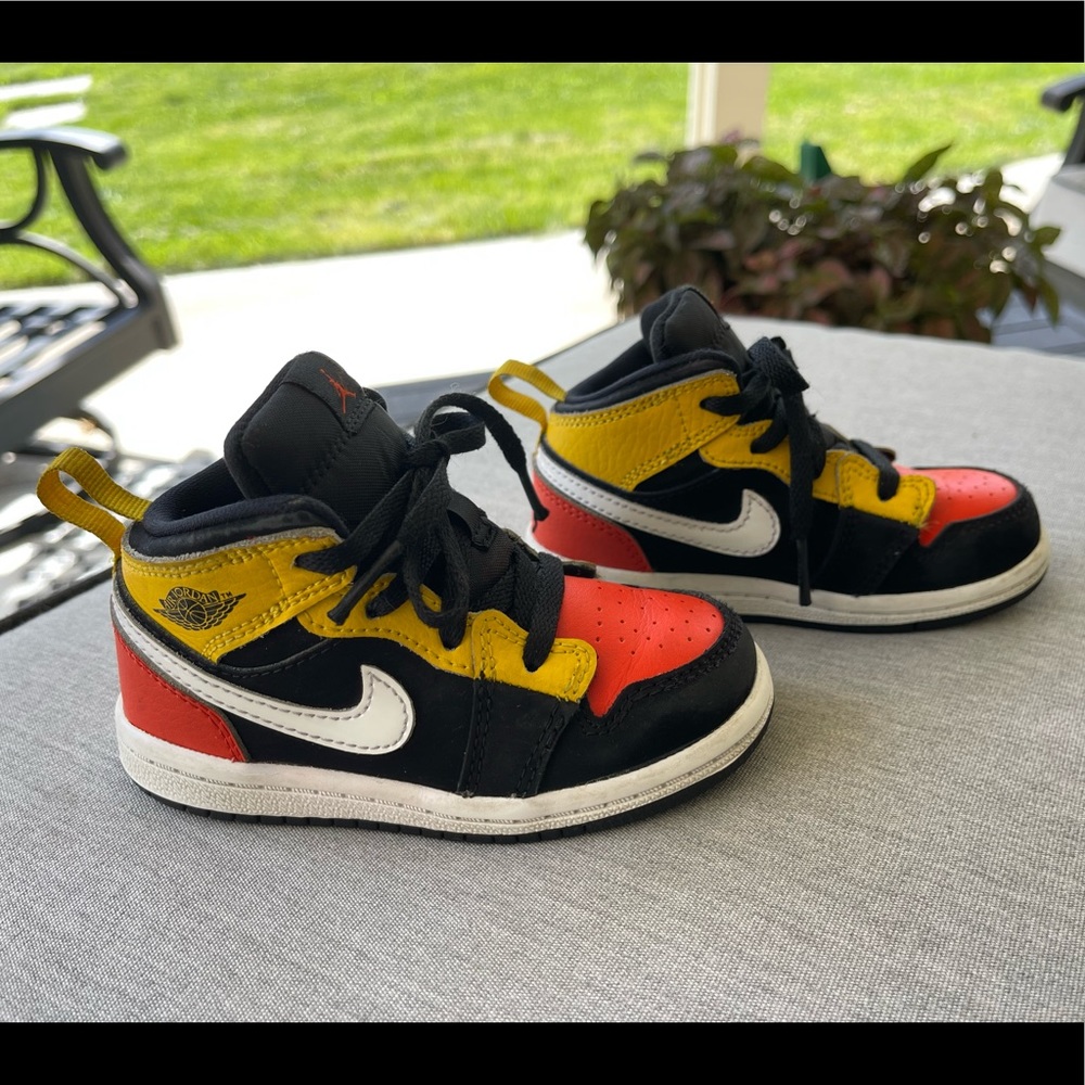 Nike Air Jordan 1 Mid SE (TD) , size 7C Toddler / UK 6.5/ Eur 23.5 pre owned .